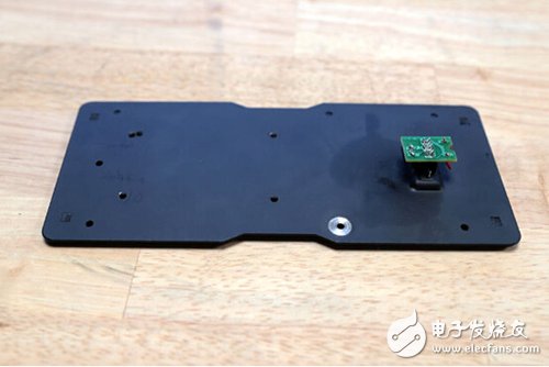 腳踏七彩“翔”云？看清楚，那可是充電器！