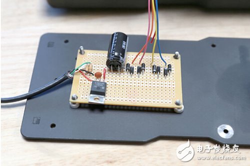 腳踏七彩“翔”云？看清楚，那可是充電器！