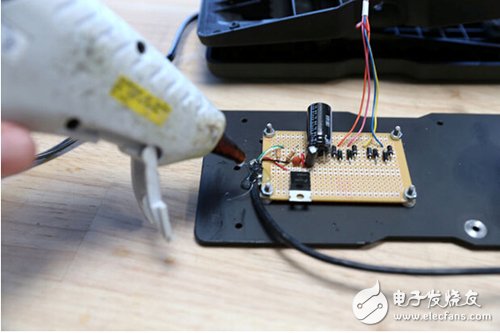 腳踏七彩“翔”云？看清楚，那可是充電器！