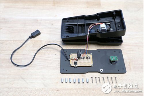 腳踏七彩“翔”云？看清楚，那可是充電器！