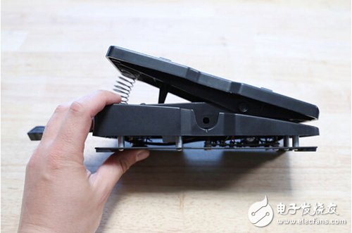 腳踏七彩“翔”云？看清楚，那可是充電器！