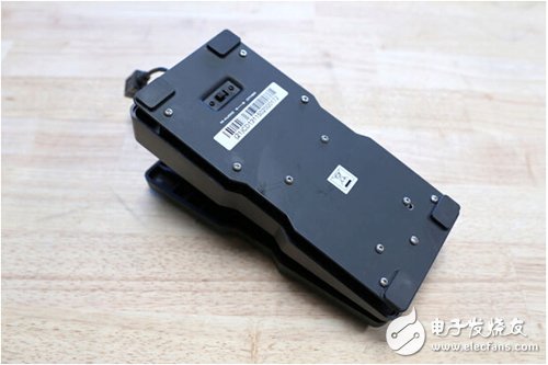 腳踏七彩“翔”云？看清楚，那可是充電器！