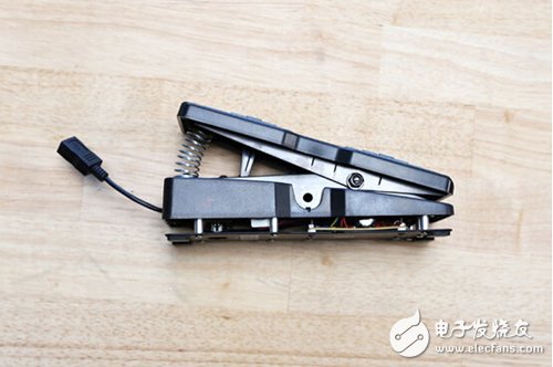 腳踏七彩“翔”云？看清楚，那可是充電器！