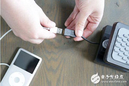 腳踏七彩“翔”云？看清楚，那可是充電器！