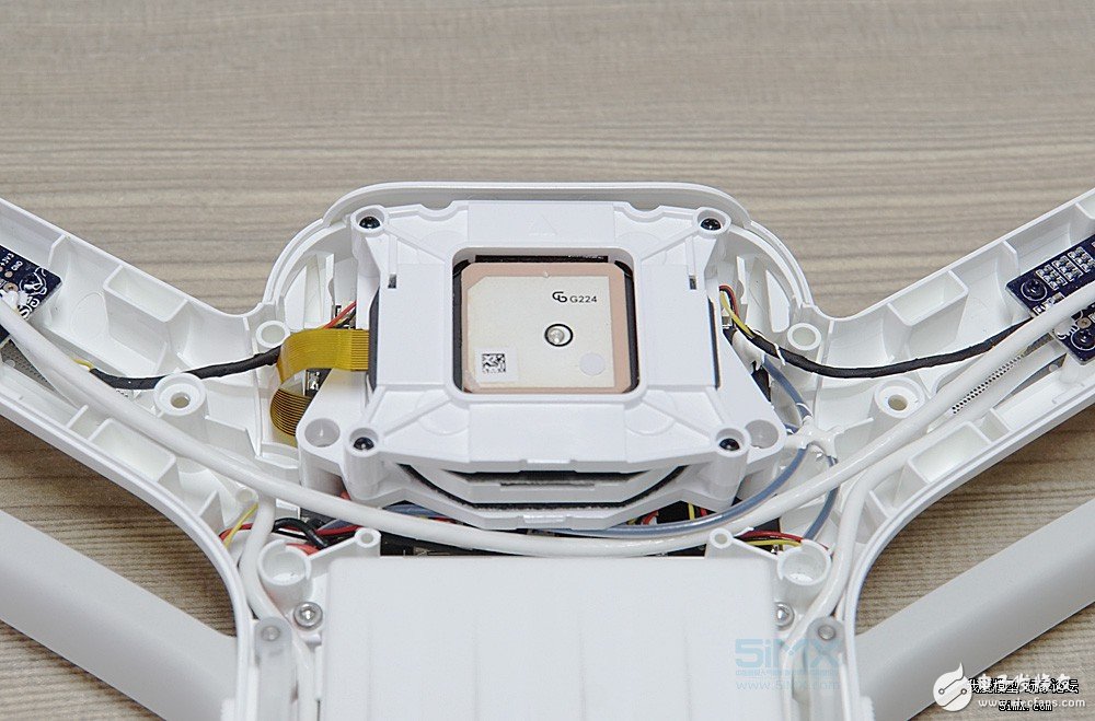 小米無人機(jī)對(duì)比精靈3s拆解 大疆“門徒”表現(xiàn)如何？