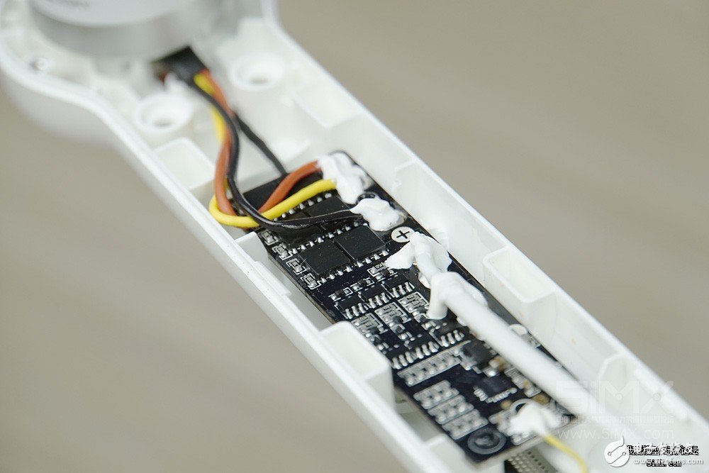小米無人機(jī)對(duì)比精靈3s拆解 大疆“門徒”表現(xiàn)如何？