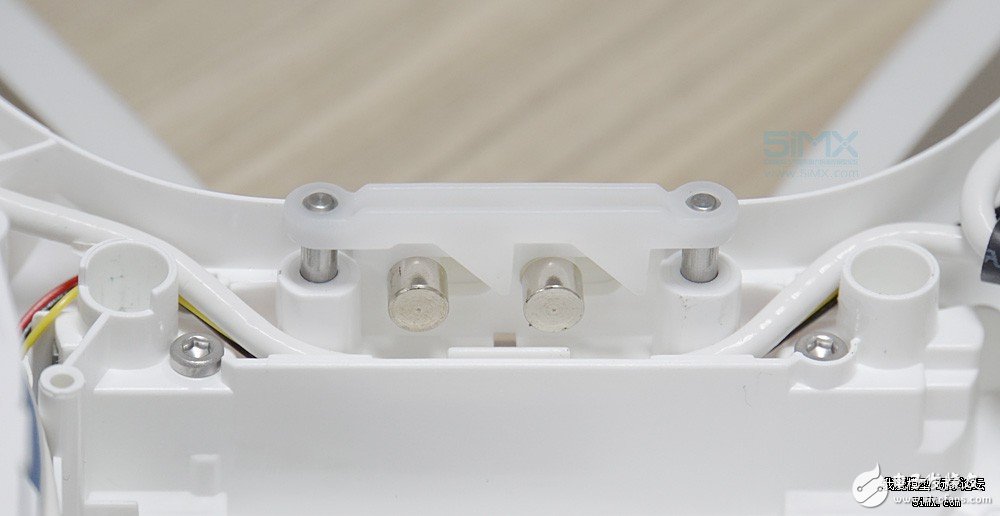 小米無人機(jī)對(duì)比精靈3s拆解 大疆“門徒”表現(xiàn)如何？