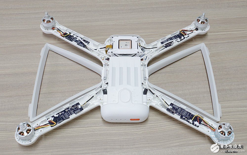 小米無人機(jī)對(duì)比精靈3s拆解 大疆“門徒”表現(xiàn)如何？