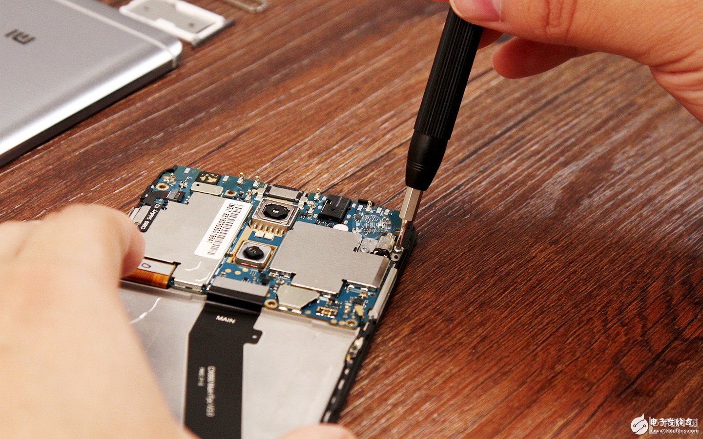 紅米Pro拆解：內(nèi)部做工是否夠“旗艦”？