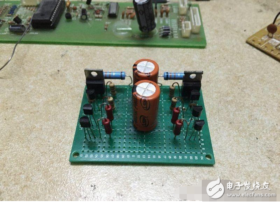 　　最近閑著沒事，本著功放發(fā)燒友的動(dòng)力制作一臺(tái)迷你功放。雖說迷你，但其實(shí)并不小巧，5口交換機(jī)也不大，再加上交換機(jī)也是壞的就干脆利用上了！功放還是采用了雙差分電路。本人從事電子行業(yè)的這些年發(fā)現(xiàn)，很多家庭影院或者大型娛樂會(huì)所用的功放幾乎都是這種電路，也許是因?yàn)檫@種電路工作穩(wěn)定。放大失真低的原因。。。我從網(wǎng)上找到的電路，記得之前我也用這個(gè)圖紙做過，后來怎么解決的忘了！