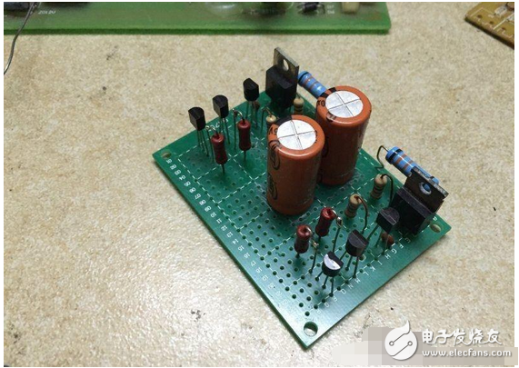 　　最近閑著沒事，本著功放發(fā)燒友的動(dòng)力制作一臺(tái)迷你功放。雖說迷你，但其實(shí)并不小巧，5口交換機(jī)也不大，再加上交換機(jī)也是壞的就干脆利用上了！功放還是采用了雙差分電路。本人從事電子行業(yè)的這些年發(fā)現(xiàn)，很多家庭影院或者大型娛樂會(huì)所用的功放幾乎都是這種電路，也許是因?yàn)檫@種電路工作穩(wěn)定。放大失真低的原因。。。我從網(wǎng)上找到的電路，記得之前我也用這個(gè)圖紙做過，后來怎么解決的忘了！