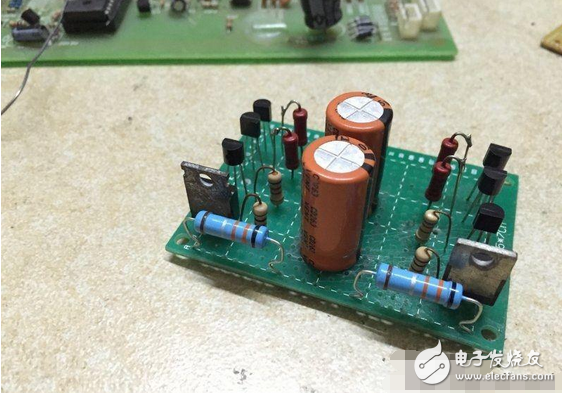 　　最近閑著沒事，本著功放發(fā)燒友的動(dòng)力制作一臺(tái)迷你功放。雖說迷你，但其實(shí)并不小巧，5口交換機(jī)也不大，再加上交換機(jī)也是壞的就干脆利用上了！功放還是采用了雙差分電路。本人從事電子行業(yè)的這些年發(fā)現(xiàn)，很多家庭影院或者大型娛樂會(huì)所用的功放幾乎都是這種電路，也許是因?yàn)檫@種電路工作穩(wěn)定。放大失真低的原因。。。我從網(wǎng)上找到的電路，記得之前我也用這個(gè)圖紙做過，后來怎么解決的忘了！