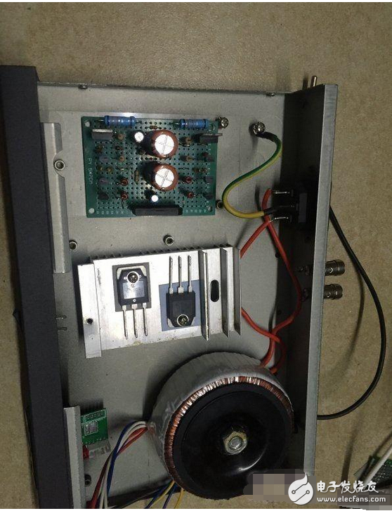 　　最近閑著沒事，本著功放發(fā)燒友的動(dòng)力制作一臺(tái)迷你功放。雖說迷你，但其實(shí)并不小巧，5口交換機(jī)也不大，再加上交換機(jī)也是壞的就干脆利用上了！功放還是采用了雙差分電路。本人從事電子行業(yè)的這些年發(fā)現(xiàn)，很多家庭影院或者大型娛樂會(huì)所用的功放幾乎都是這種電路，也許是因?yàn)檫@種電路工作穩(wěn)定。放大失真低的原因。。。我從網(wǎng)上找到的電路，記得之前我也用這個(gè)圖紙做過，后來怎么解決的忘了！