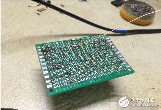 　　最近閑著沒事，本著功放發(fā)燒友的動(dòng)力制作一臺(tái)迷你功放。雖說迷你，但其實(shí)并不小巧，5口交換機(jī)也不大，再加上交換機(jī)也是壞的就干脆利用上了！功放還是采用了雙差分電路。本人從事電子行業(yè)的這些年發(fā)現(xiàn)，很多家庭影院或者大型娛樂會(huì)所用的功放幾乎都是這種電路，也許是因?yàn)檫@種電路工作穩(wěn)定。放大失真低的原因。。。我從網(wǎng)上找到的電路，記得之前我也用這個(gè)圖紙做過，后來怎么解決的忘了！