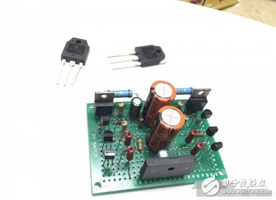 　　最近閑著沒事，本著功放發(fā)燒友的動(dòng)力制作一臺(tái)迷你功放。雖說迷你，但其實(shí)并不小巧，5口交換機(jī)也不大，再加上交換機(jī)也是壞的就干脆利用上了！功放還是采用了雙差分電路。本人從事電子行業(yè)的這些年發(fā)現(xiàn)，很多家庭影院或者大型娛樂會(huì)所用的功放幾乎都是這種電路，也許是因?yàn)檫@種電路工作穩(wěn)定。放大失真低的原因。。。我從網(wǎng)上找到的電路，記得之前我也用這個(gè)圖紙做過，后來怎么解決的忘了！