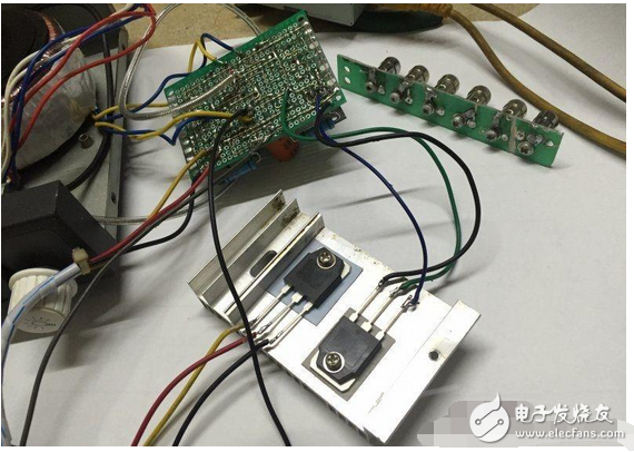 　　最近閑著沒事，本著功放發(fā)燒友的動(dòng)力制作一臺(tái)迷你功放。雖說迷你，但其實(shí)并不小巧，5口交換機(jī)也不大，再加上交換機(jī)也是壞的就干脆利用上了！功放還是采用了雙差分電路。本人從事電子行業(yè)的這些年發(fā)現(xiàn)，很多家庭影院或者大型娛樂會(huì)所用的功放幾乎都是這種電路，也許是因?yàn)檫@種電路工作穩(wěn)定。放大失真低的原因。。。我從網(wǎng)上找到的電路，記得之前我也用這個(gè)圖紙做過，后來怎么解決的忘了！