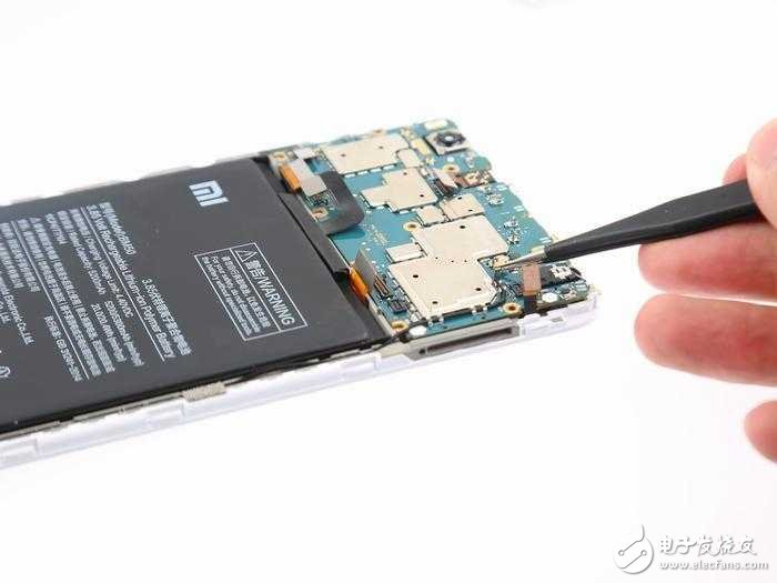 續(xù)航神機(jī)小米Max 2拆解,原來內(nèi)部這么簡(jiǎn)單