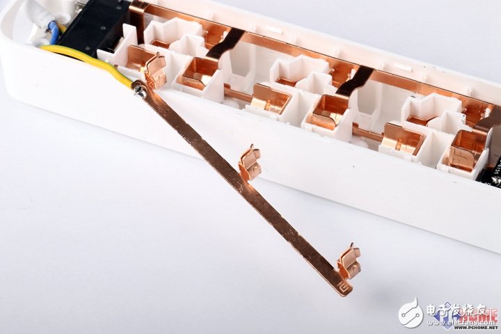 把插線板做成藝術(shù)品？小米插線板暴力拆解