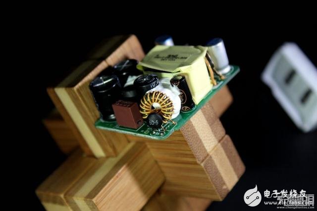 light七合一充電器拆解