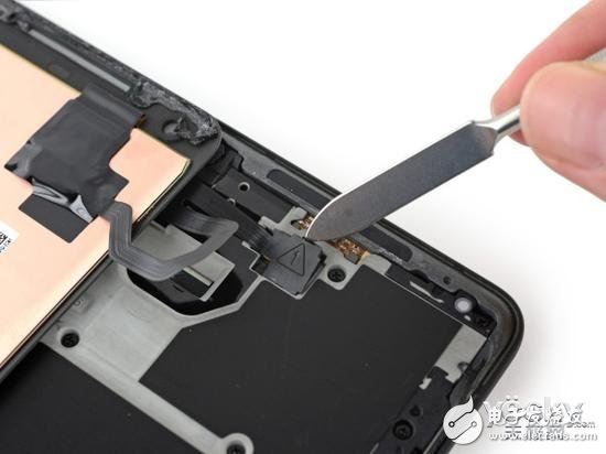 將金屬中框架取下后就能看到電池、主板，還有位于中框架另一側(cè)的金屬導(dǎo)熱管，這將有利于“解放”手機(jī)的性能并且提高散熱效率。