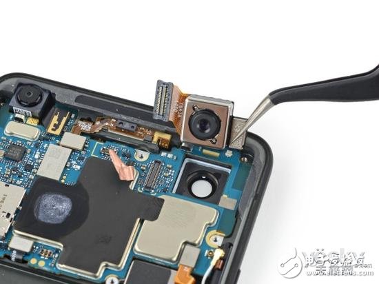 接下來(lái)斷開(kāi)前置攝像頭與主板的連接，取下眾多固定螺絲，然后就能慢慢將主板拿出來(lái)。