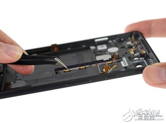 然后是手機(jī)底部的揚(yáng)聲器組件。