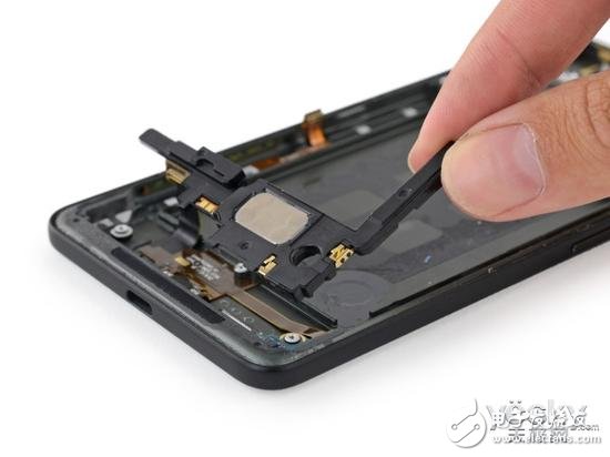 然后是支持邊緣壓力操作的傳感器。傳感器被安置在金屬中框內(nèi)側(cè)的金屬凹槽中，采用柔性印刷電路板連接，對(duì)稱排布在手機(jī)下端。