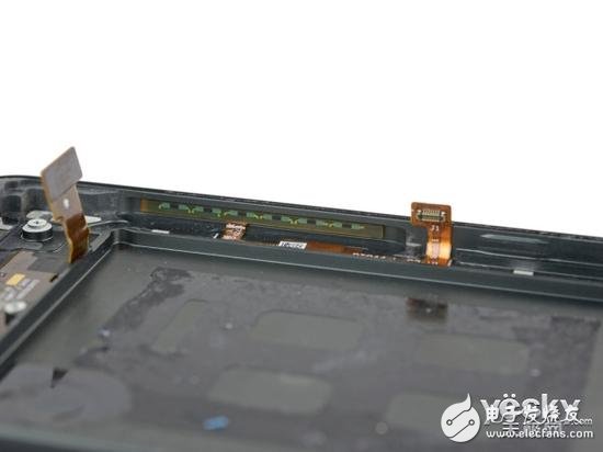 在電路中有多組傳感器，ifixit推測(cè)這些傳感器由變形敏感電阻組成，在擠壓、伸展的過(guò)程中改變其電阻，從而實(shí)現(xiàn)控制。