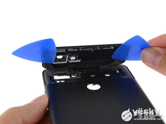 拆解背部玻璃材質(zhì)區(qū)域只能從手機(jī)的外部入手，其下方有天線以及連接線纜。