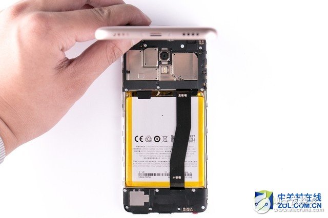 掀開背殼可以看到該機(jī)采用了標(biāo)準(zhǔn)的三段式設(shè)計(jì)結(jié)構(gòu)