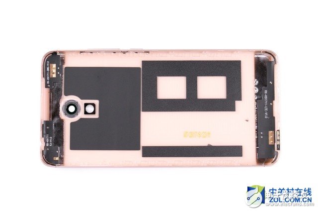背殼上下兩端設(shè)計(jì)有三個(gè)天線區(qū)。主板部位還貼有石墨散熱貼