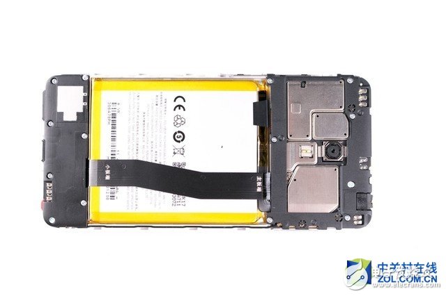 再來看看機(jī)身，主板部位的屏蔽做的很好，有大面積的金屬屏蔽罩，而連接器部位也有塑料蓋板作為固定。