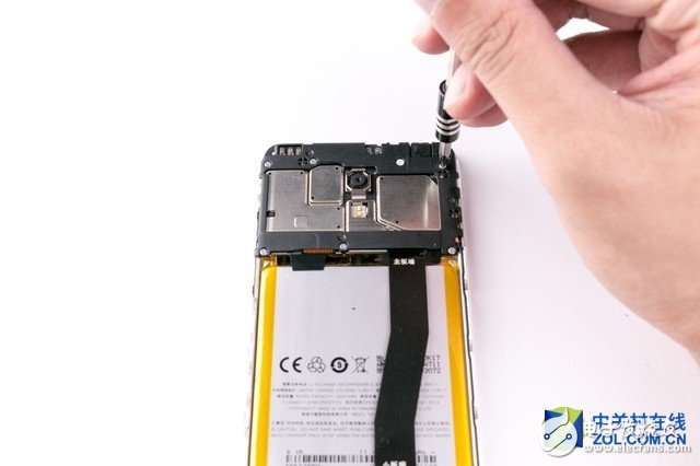 接下來卸去主板周圍的螺絲。