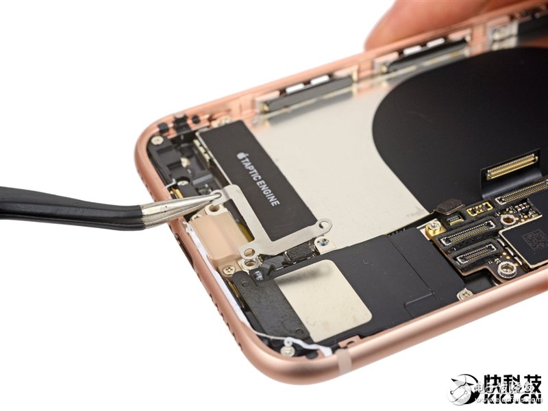 iPhone 8完全拆解：罕見2GB內(nèi)存造就奇跡！
