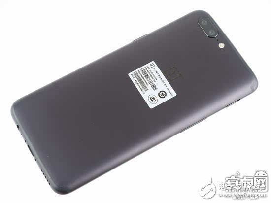 做工對(duì)得起2999元售價(jià)嗎？一加5完全拆解