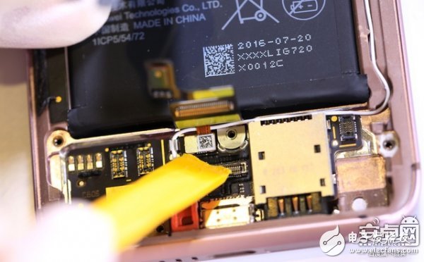 原創(chuàng) 8曲面智慧手機榮耀MAGIC拆機：傳感器眾多，做工細致！