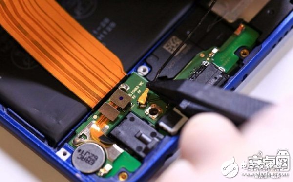 榮耀V9拆機(jī)圖簡(jiǎn)潔而復(fù)雜的手機(jī)