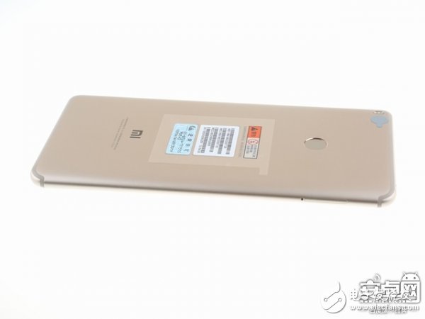 小米Max 2手機(jī)拆解：動(dòng)手難度不高，容易維修