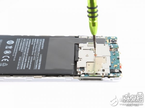 小米Max 2手機(jī)拆解：動(dòng)手難度不高，容易維修