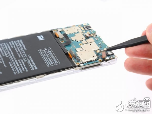 小米Max 2手機(jī)拆解：動(dòng)手難度不高，容易維修