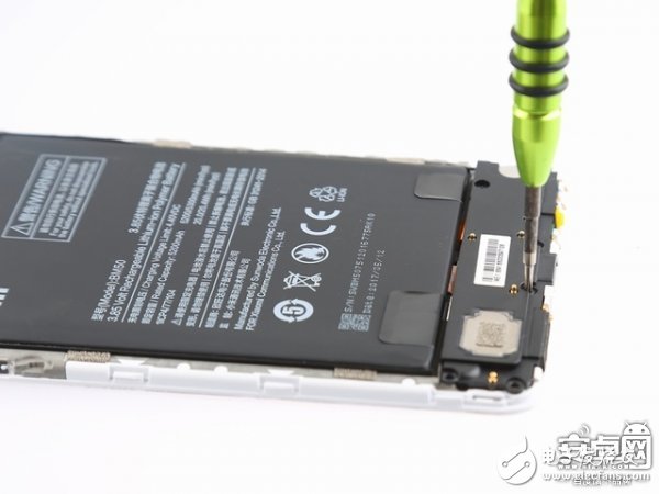 小米Max 2手機(jī)拆解：動(dòng)手難度不高，容易維修