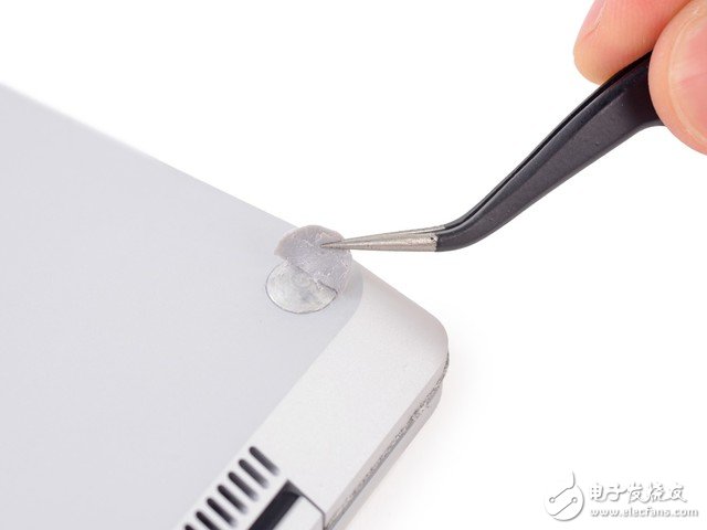 原以為腳墊下會有螺絲，實際上并非如此