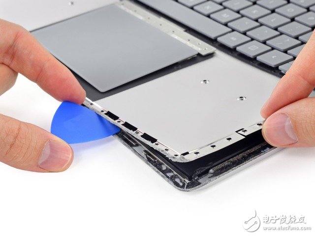 用翹片一點一點小心撬開。