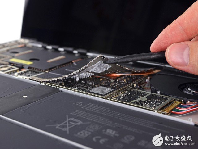 主板上方有著嚴(yán)密的保護結(jié)構(gòu)。