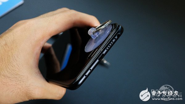 如何同時塞進(jìn)4個攝像頭+3450mAh電池？金立S10拆解