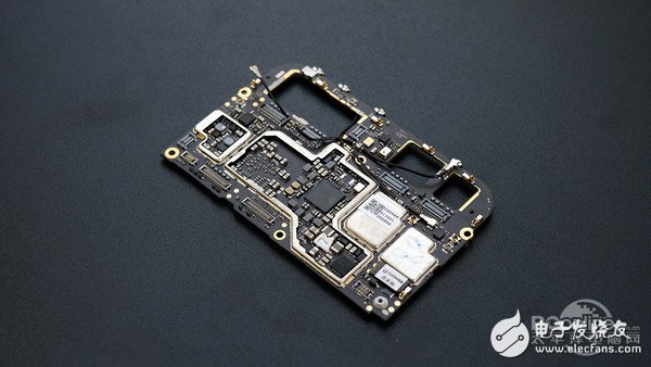 如何同時塞進(jìn)4個攝像頭+3450mAh電池？金立S10拆解