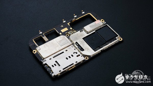 如何同時塞進(jìn)4個攝像頭+3450mAh電池？金立S10拆解