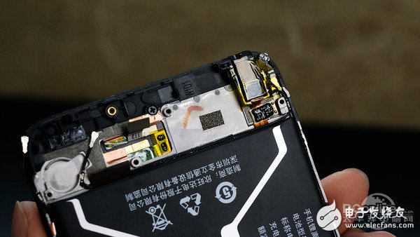 如何同時塞進(jìn)4個攝像頭+3450mAh電池？金立S10拆解