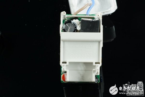 誰(shuí)是李鬼？真假OPPO VOOC閃充充電器對(duì)比拆解