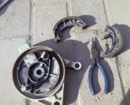 電動(dòng)車(chē)后剎車(chē)怎么拆_電動(dòng)車(chē)后輪剎車(chē)拆解圖